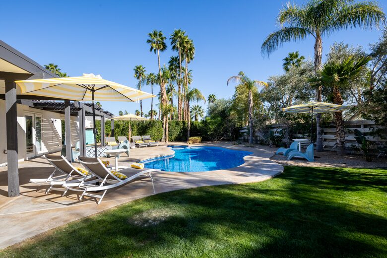 Avalon House: Mid Mod Hues and Mountain Views - Palm Springs, California