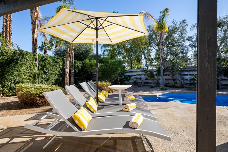 Avalon House: Mid Mod Hues and Mountain Views - Palm Springs, California