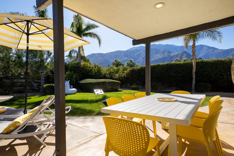 Avalon House: Mid Mod Hues and Mountain Views - Palm Springs, California