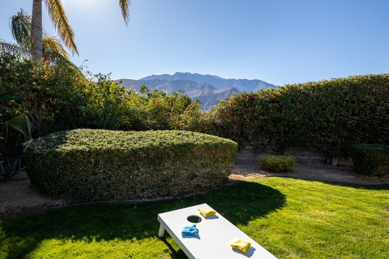 Avalon House: Mid Mod Hues and Mountain Views - Palm Springs, California