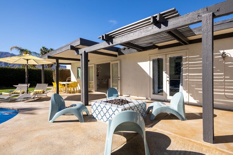 Avalon House: Mid Mod Hues and Mountain Views - Palm Springs, California