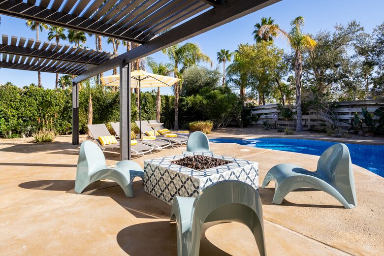 Avalon House: Mid Mod Hues and Mountain Views - Palm Springs, California