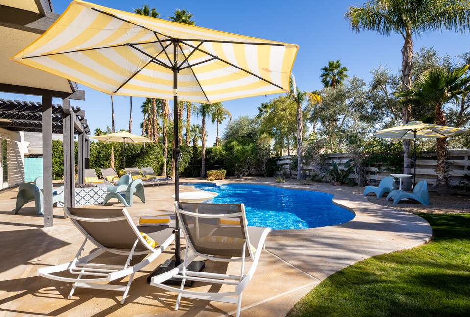 Avalon House: Mid Mod Hues and Mountain Views - Palm Springs, California