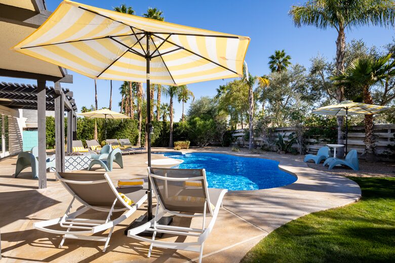 Avalon House: Mid Mod Hues and Mountain Views - Palm Springs, California