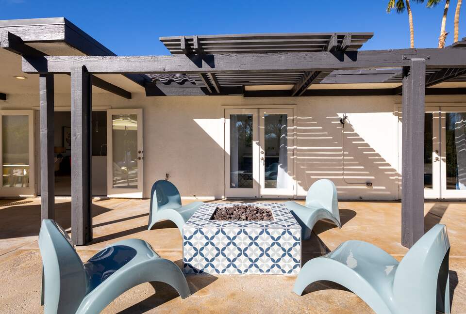 Avalon House: Mid Mod Hues and Mountain Views - Palm Springs, California