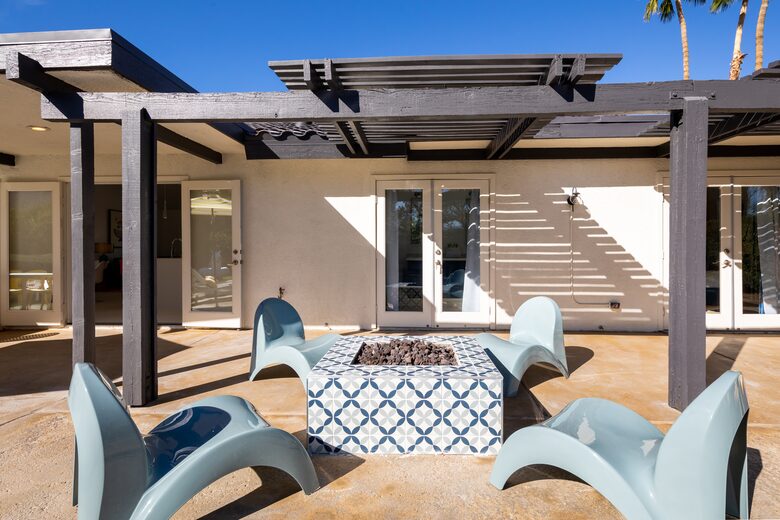 Avalon House: Mid Mod Hues and Mountain Views - Palm Springs, California