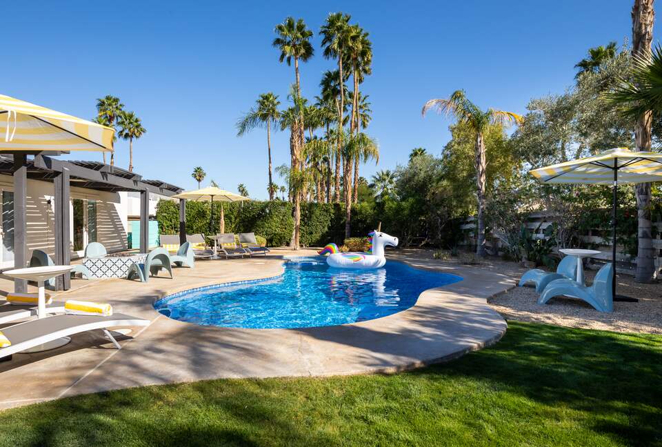 Avalon House: Mid Mod Hues and Mountain Views - Palm Springs, California