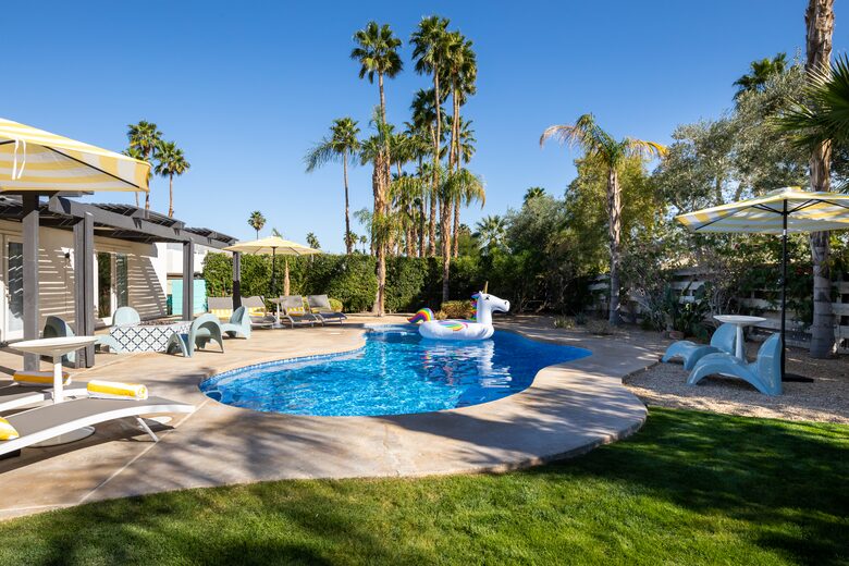 Avalon House: Mid Mod Hues and Mountain Views - Palm Springs, California