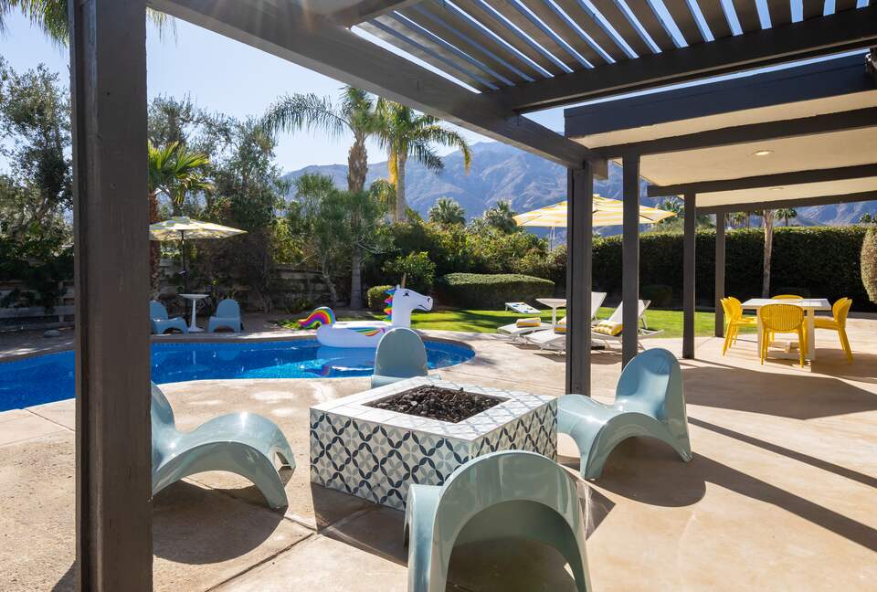 Avalon House: Mid Mod Hues and Mountain Views - Palm Springs, California