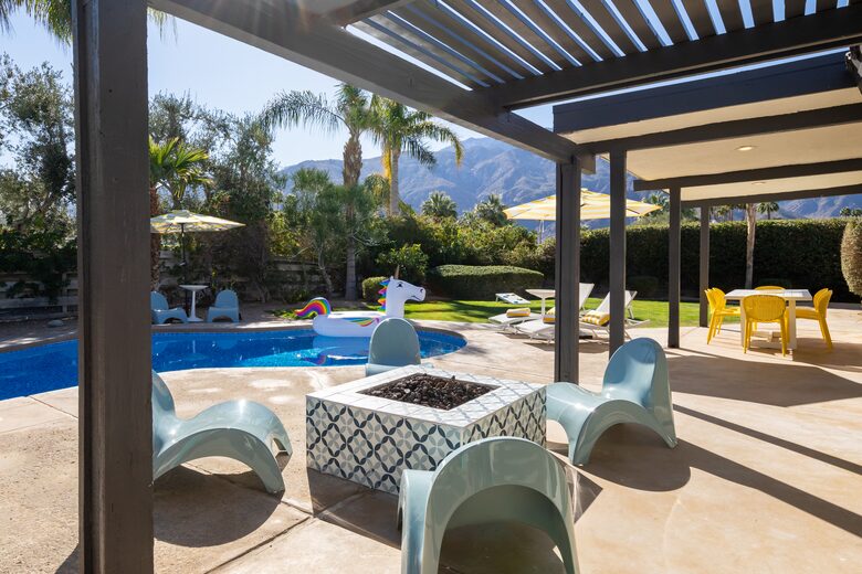 Avalon House: Mid Mod Hues and Mountain Views - Palm Springs, California