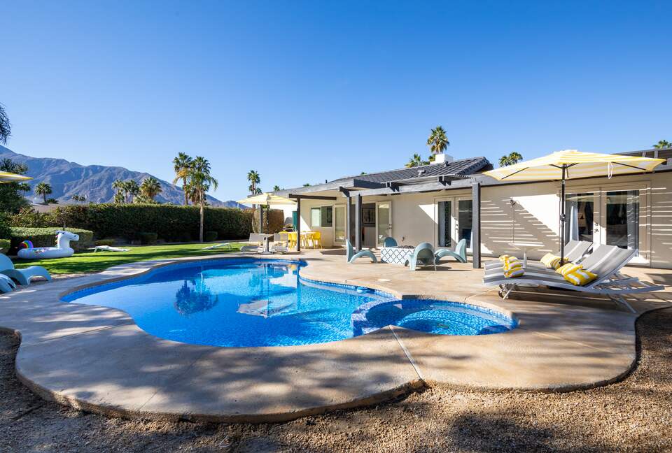 Avalon House: Mid Mod Hues and Mountain Views - Palm Springs, California