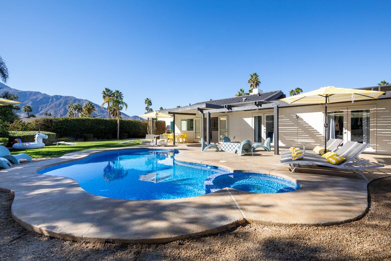 Avalon House: Mid Mod Hues and Mountain Views - Palm Springs, California
