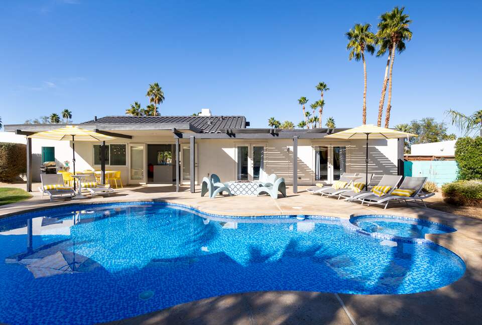 Avalon House: Mid Mod Hues and Mountain Views - Palm Springs, California