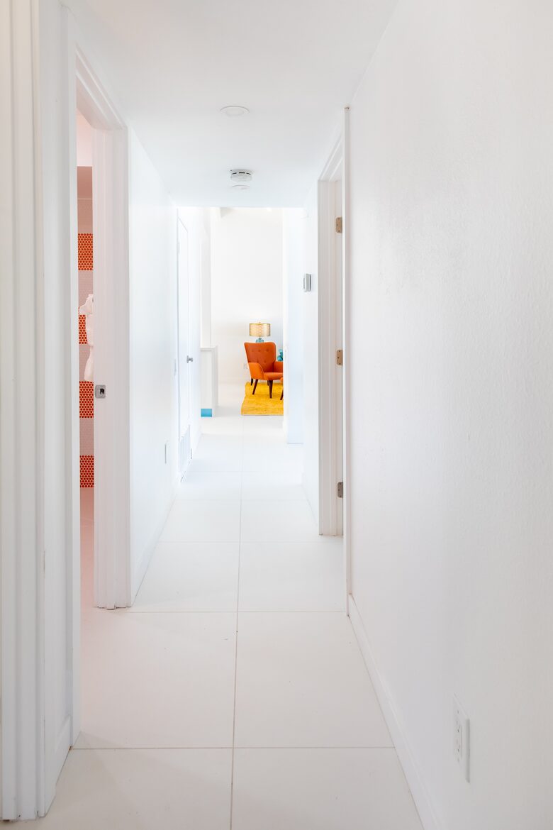 Avalon House: Mid Mod Hues and Mountain Views - Palm Springs, California