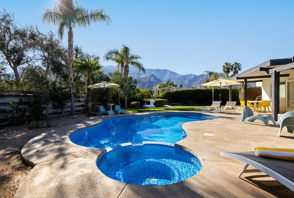Avalon House: Mid Mod Hues and Mountain Views - Palm Springs, California