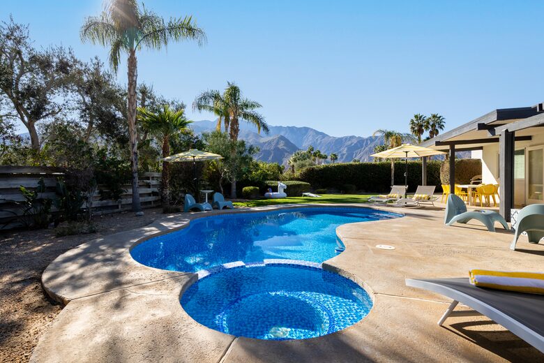 Avalon House: Mid Mod Hues and Mountain Views - Palm Springs, California