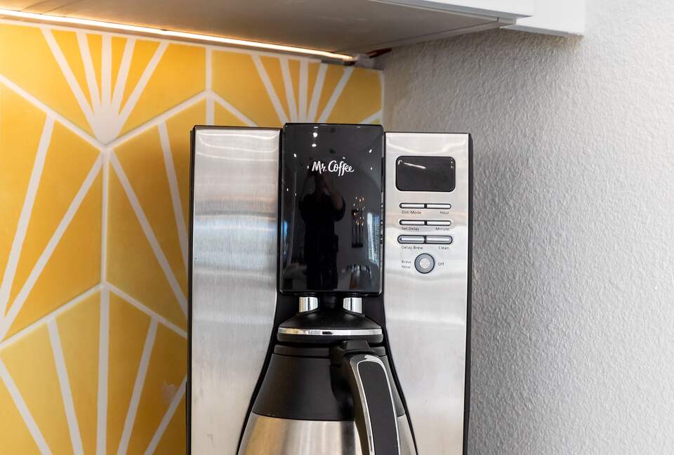 Avalon House: Mid Mod Hues and Mountain Views - Palm Springs, California