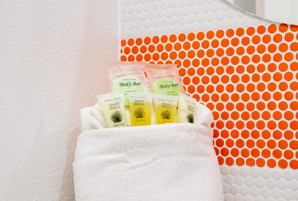 Avalon House: Mid Mod Hues and Mountain Views - Palm Springs, California