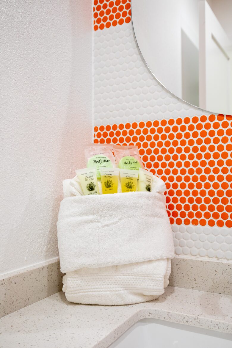 Avalon House: Mid Mod Hues and Mountain Views - Palm Springs, California