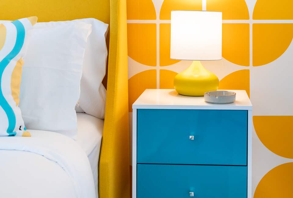 Avalon House: Mid Mod Hues and Mountain Views - Palm Springs, California