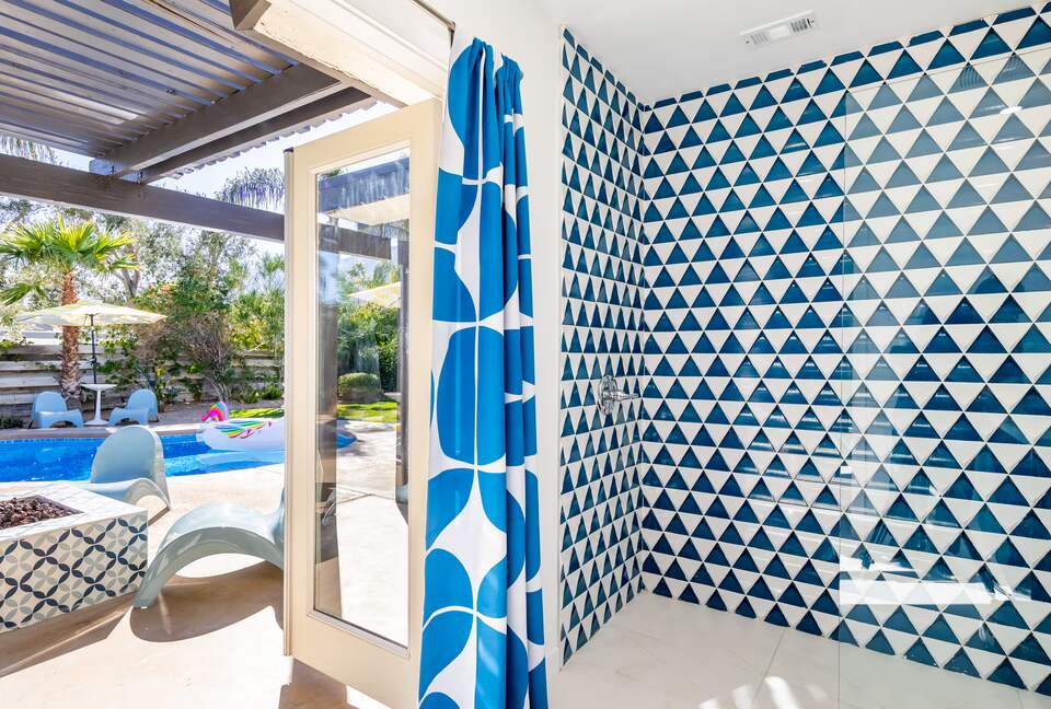 Avalon House: Mid Mod Hues and Mountain Views - Palm Springs, California