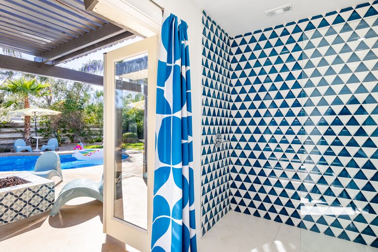 Avalon House: Mid Mod Hues and Mountain Views - Palm Springs, California