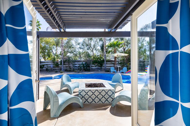 Avalon House: Mid Mod Hues and Mountain Views - Palm Springs, California