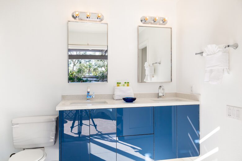 Avalon House: Mid Mod Hues and Mountain Views - Palm Springs, California