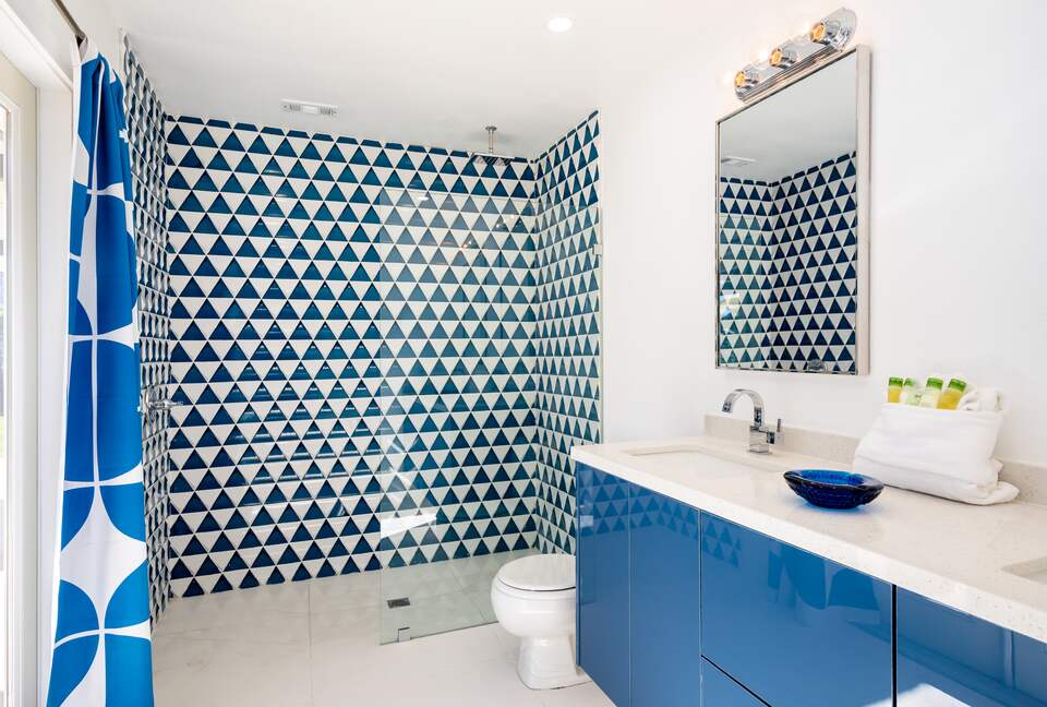 Avalon House: Mid Mod Hues and Mountain Views - Palm Springs, California