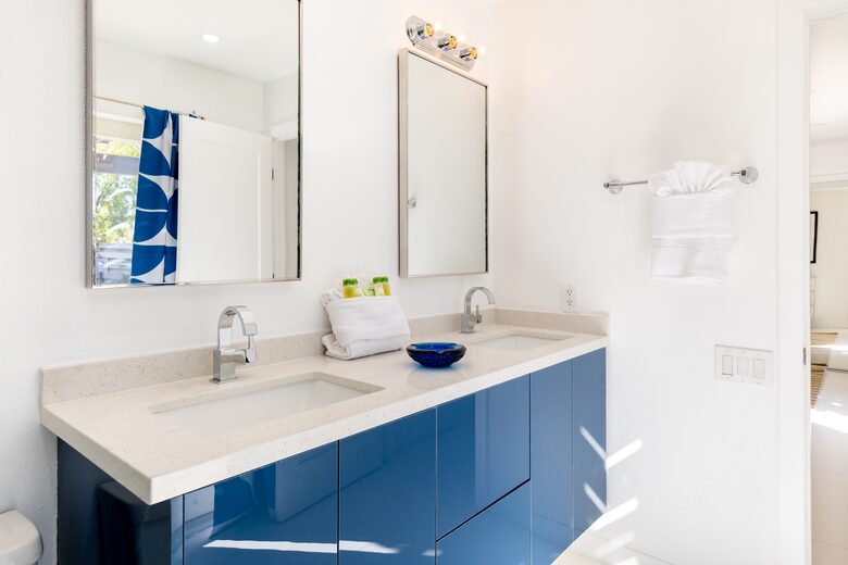 Avalon House: Mid Mod Hues and Mountain Views - Palm Springs, California