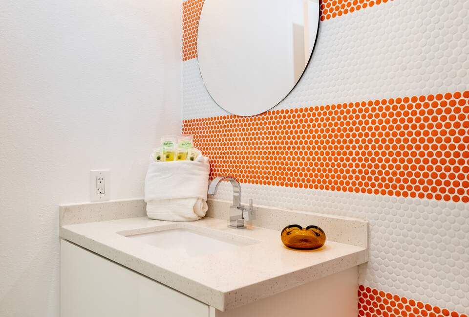 Avalon House: Mid Mod Hues and Mountain Views - Palm Springs, California