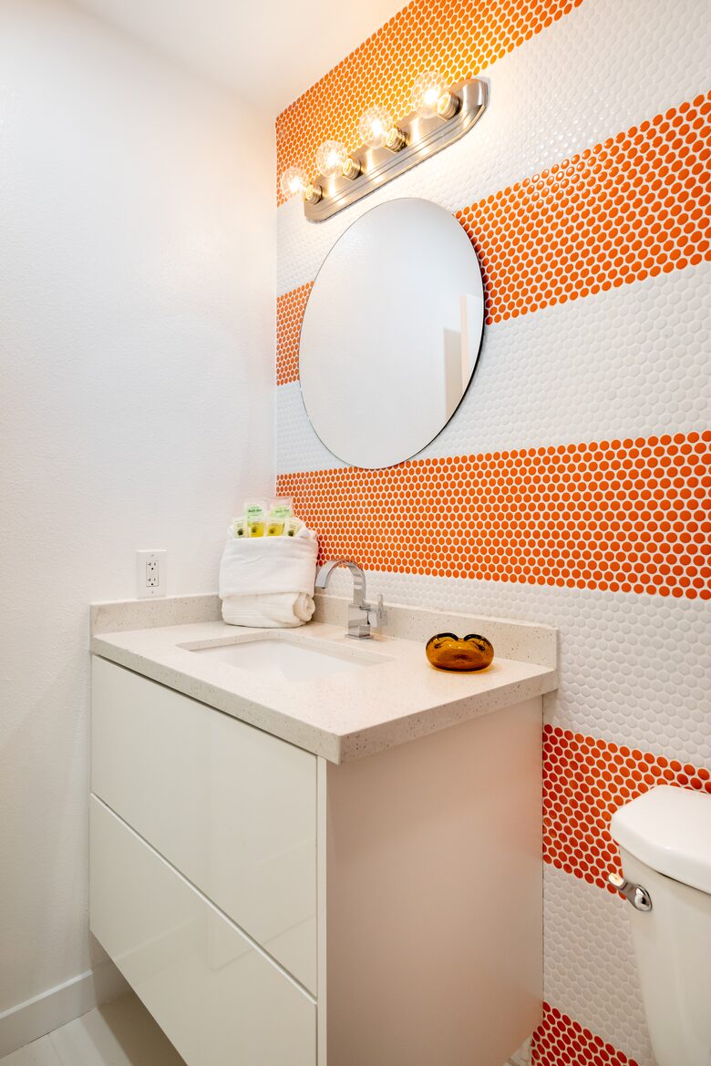 Avalon House: Mid Mod Hues and Mountain Views - Palm Springs, California