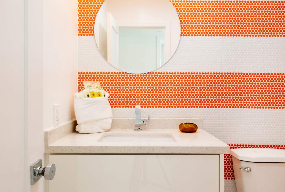 Avalon House: Mid Mod Hues and Mountain Views - Palm Springs, California