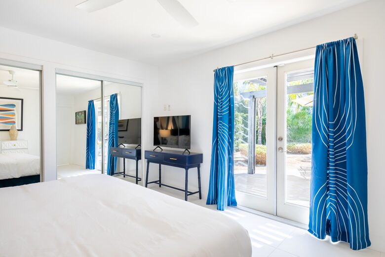 Avalon House: Mid Mod Hues and Mountain Views - Palm Springs, California