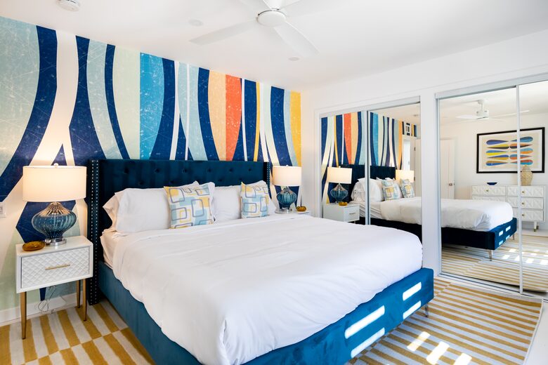 Avalon House: Mid Mod Hues and Mountain Views - Palm Springs, California