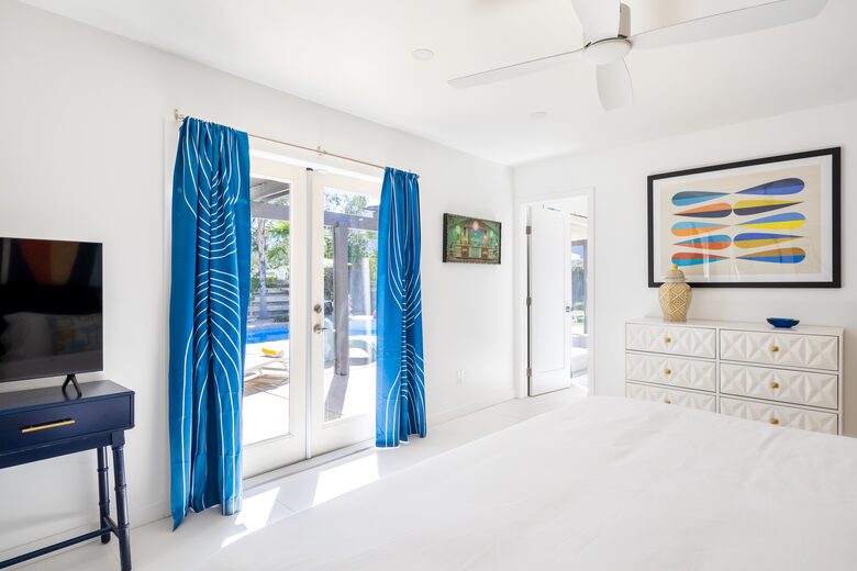 Avalon House: Mid Mod Hues and Mountain Views - Palm Springs, California