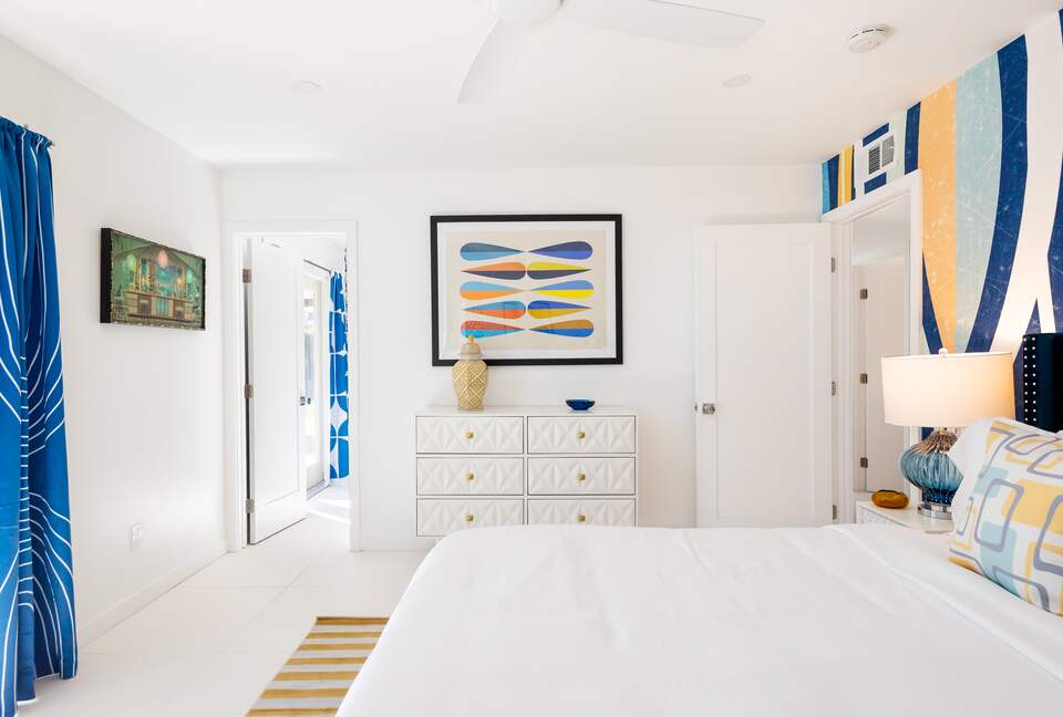 Avalon House: Mid Mod Hues and Mountain Views - Palm Springs, California