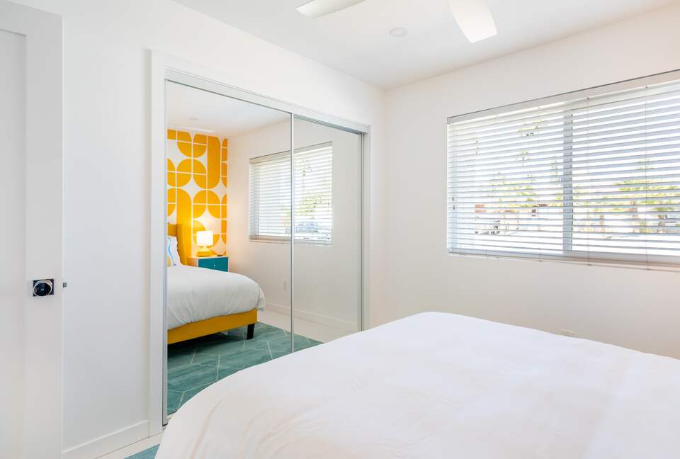 Avalon House: Mid Mod Hues and Mountain Views - Palm Springs, California