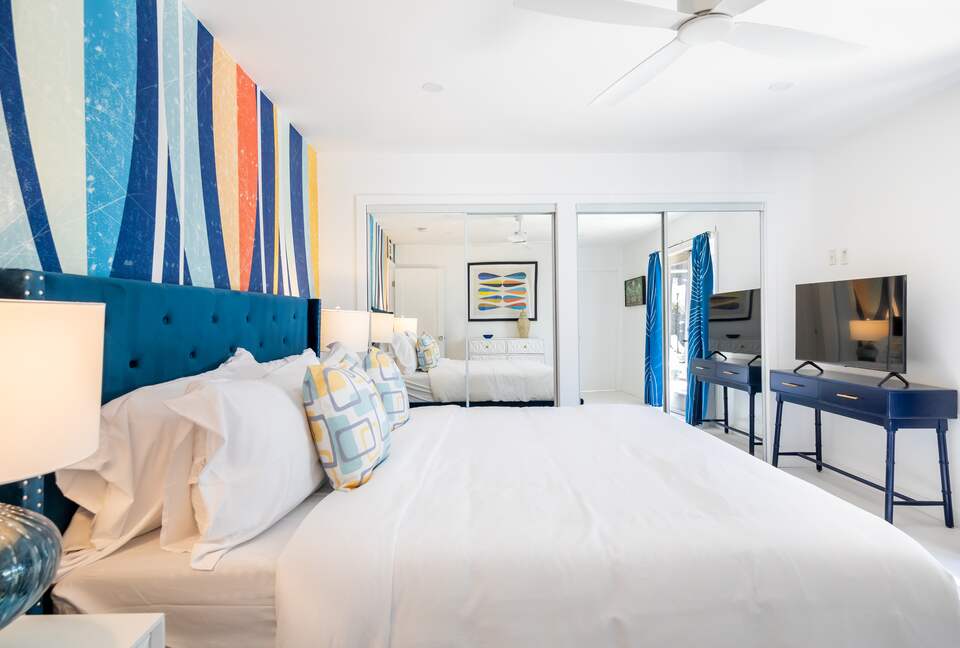 Avalon House: Mid Mod Hues and Mountain Views - Palm Springs, California