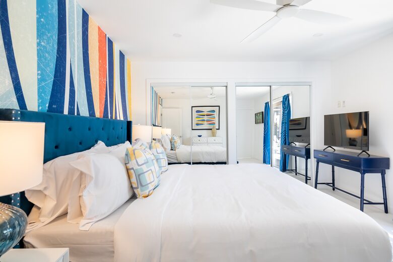 Avalon House: Mid Mod Hues and Mountain Views - Palm Springs, California