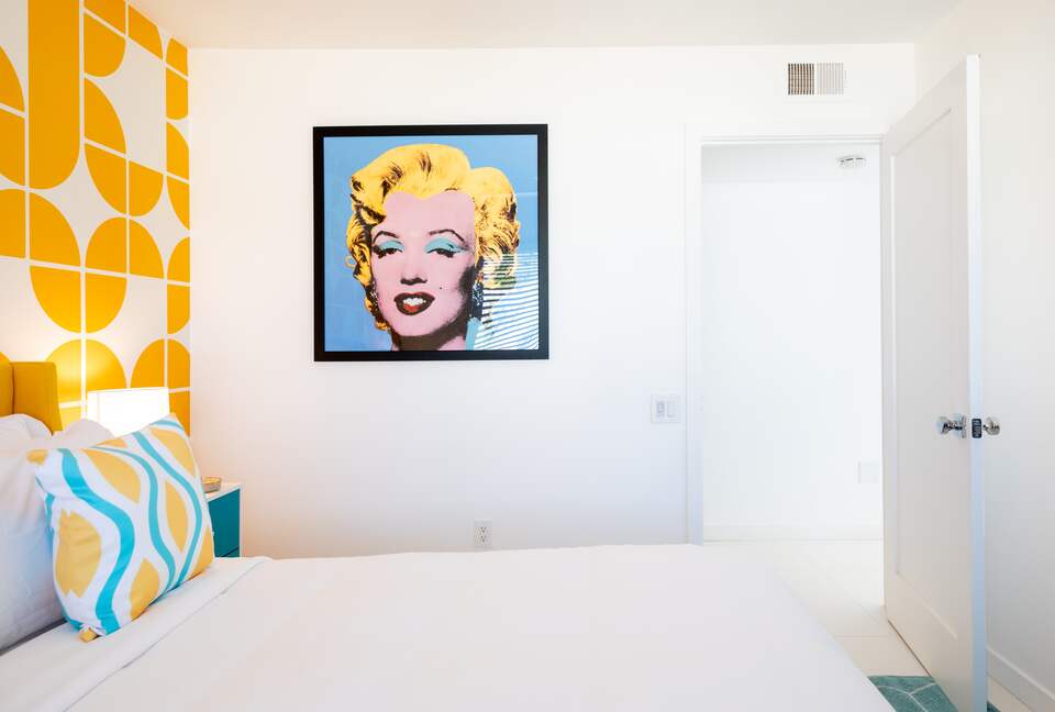 Avalon House: Mid Mod Hues and Mountain Views - Palm Springs, California