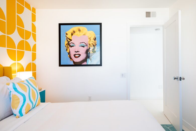 Avalon House: Mid Mod Hues and Mountain Views - Palm Springs, California