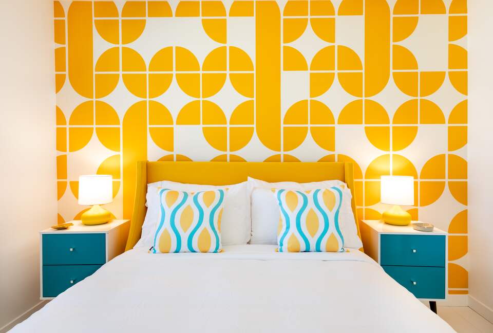 Avalon House: Mid Mod Hues and Mountain Views - Palm Springs, California