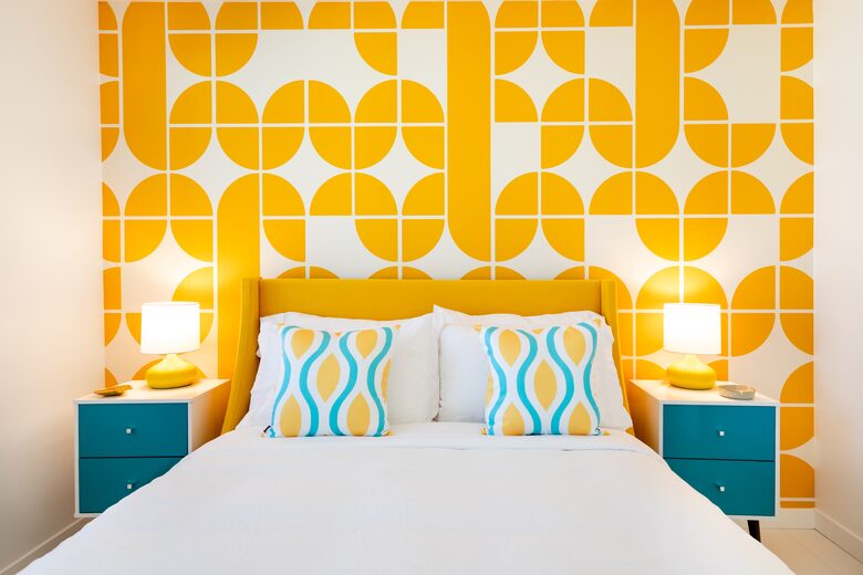 Avalon House: Mid Mod Hues and Mountain Views - Palm Springs, California