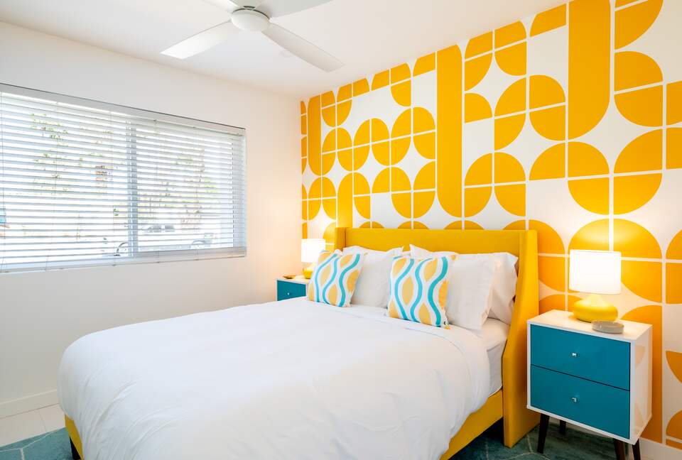 Avalon House: Mid Mod Hues and Mountain Views - Palm Springs, California