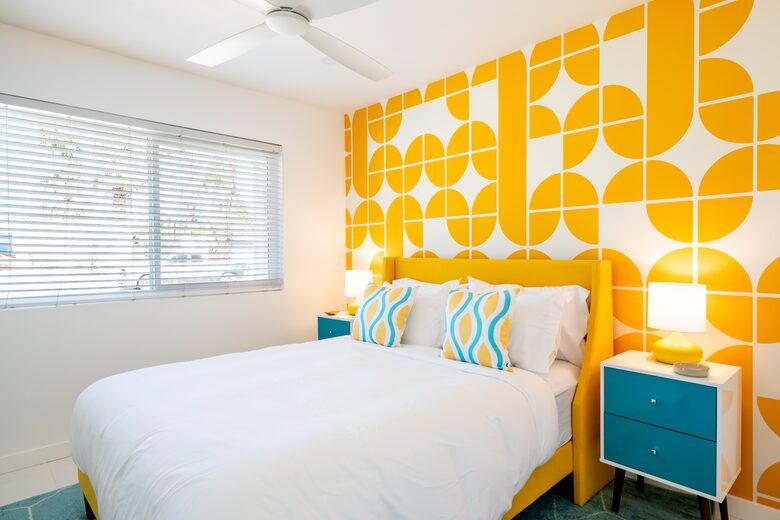 Avalon House: Mid Mod Hues and Mountain Views - Palm Springs, California