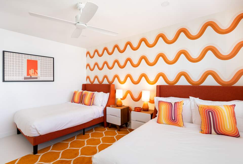 Avalon House: Mid Mod Hues and Mountain Views - Palm Springs, California