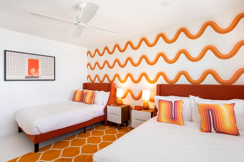 Avalon House: Mid Mod Hues and Mountain Views - Palm Springs, California