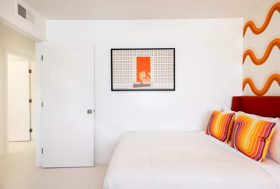 Avalon House: Mid Mod Hues and Mountain Views - Palm Springs, California