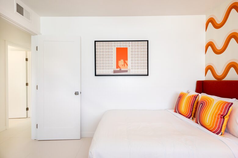 Avalon House: Mid Mod Hues and Mountain Views - Palm Springs, California